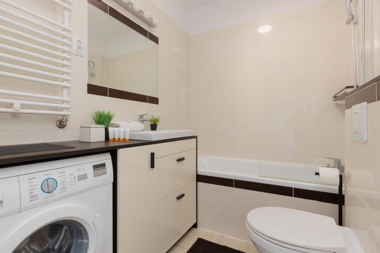 Metro Wilanowska Apartment With Parking By Noclegi Renters Varsó Kültér fotó